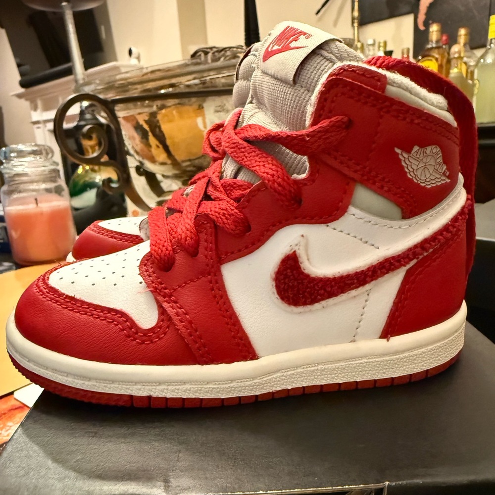 AIR JORDAN 1 HIGH RETRO OG TD
"VARSITY RED"